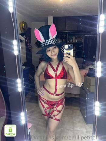 Full leaked Emilipetite page private photo