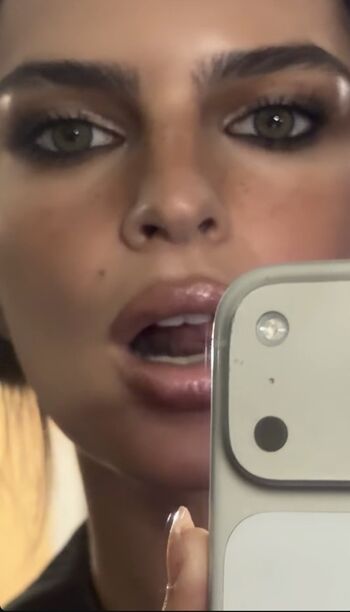 Full leaked Emily ratajkowski private photo