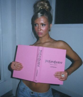 Full leaked Emily roman page private photo