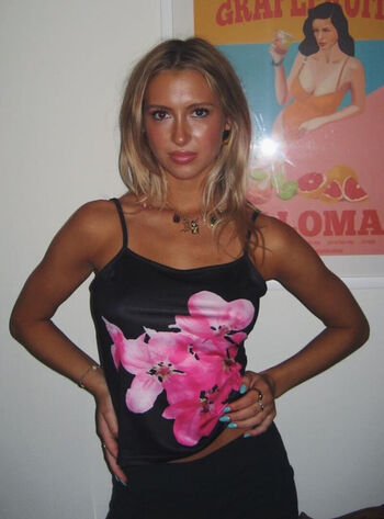 Full leaked Emily roman page private photo