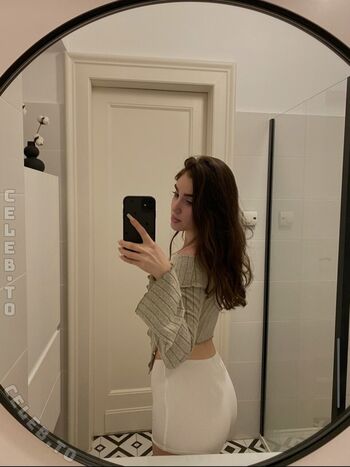 Full leaked Emily private photo