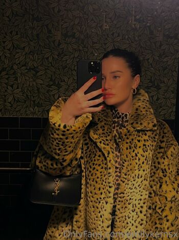 Full leaked Emilykernsx private photo
