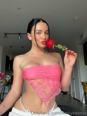 Full leaked Emilykernsx private photo