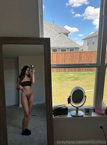 Full leaked Emilyylou private photo