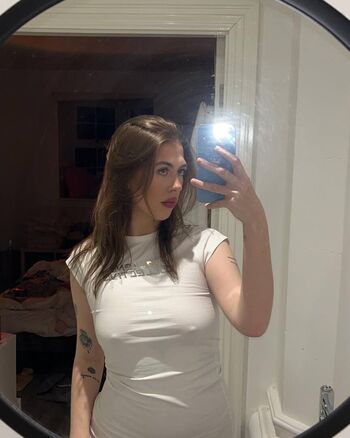 Full leaked Emilyyy private photo