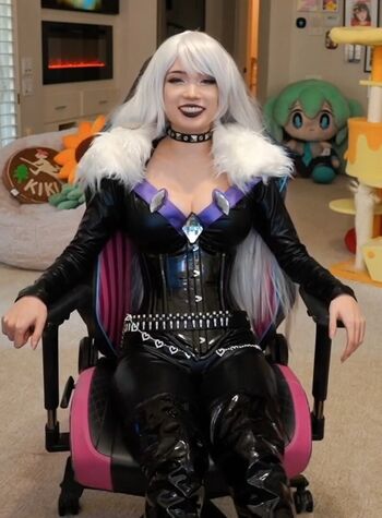 Full leaked Emiru  page private photo