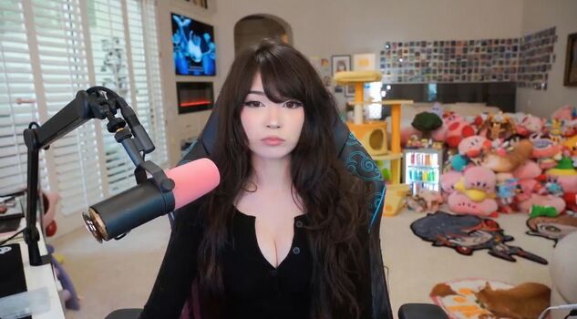 Full leaked Emiru  page private photo