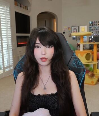 Full leaked Emiru  page private photo