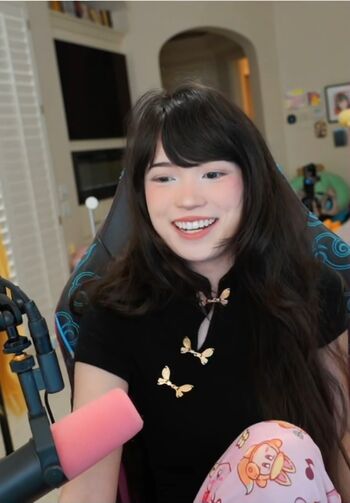 Full leaked Emiru page private photo