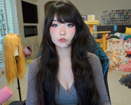 Full leaked Emiru  page private photo
