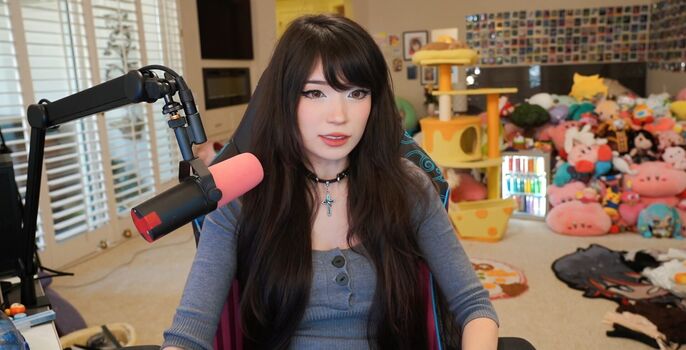 Full leaked Emiru  page private photo