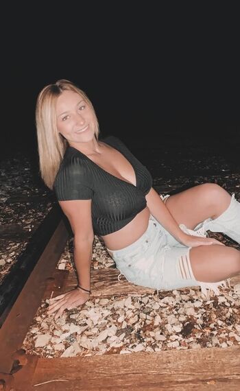 Full leaked Emma feathers private photo