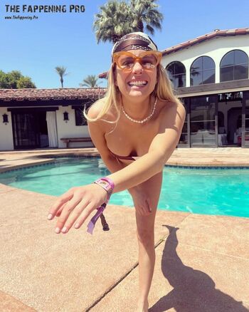 Full leaked Emma roberts private photo