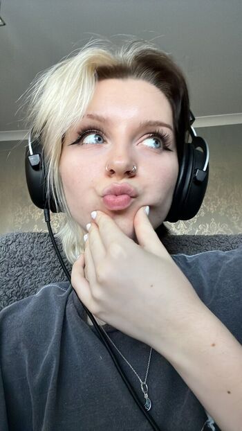 Full leaked Emzeeni private photo