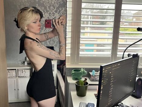 Full leaked Emzeeni private photo