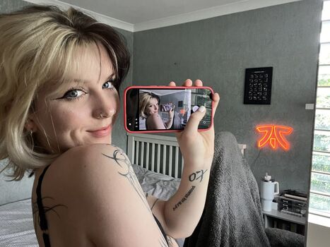 Full leaked Emzeeni private photo