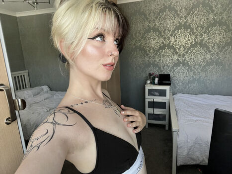 Full leaked Emzeeni private photo