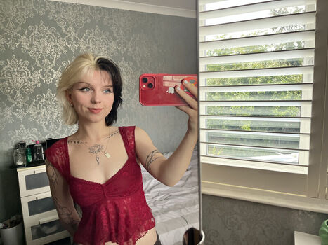 Full leaked Emzeeni page private photo