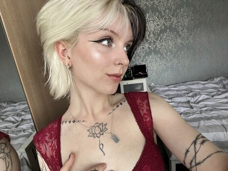 Full leaked Emzeeni private photo