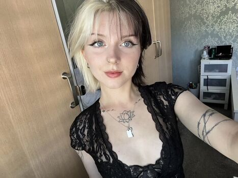 Full leaked Emzeeni private photo