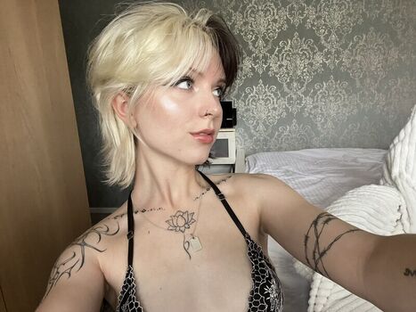 Full leaked Emzeeni private photo