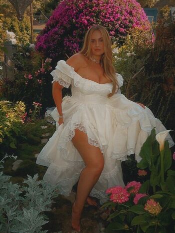Full leaked Erinmhk page private photo