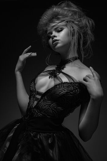 Eva Lee Model