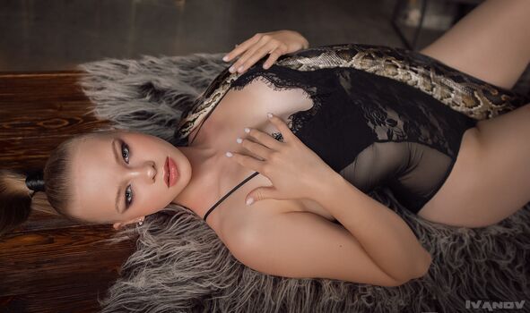 Eva Lee Model