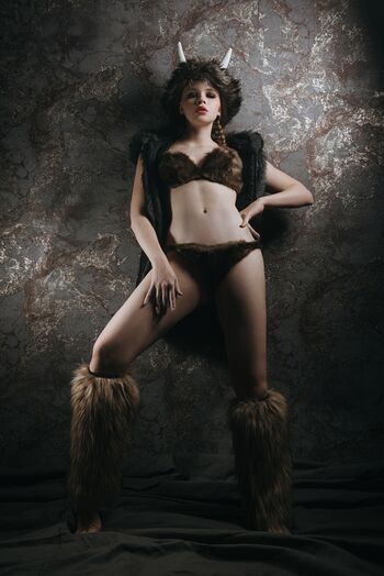 Eva Lee Model