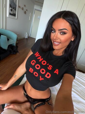 Full leaked Evil woman private photo
