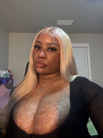 Full leaked Freckledn private photo