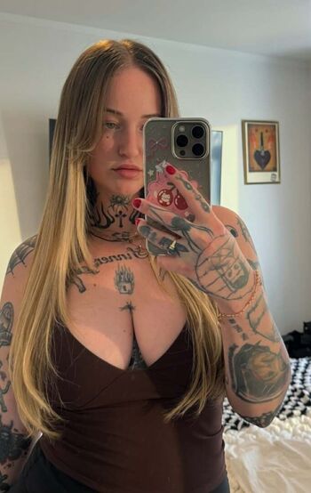 Full leaked Goth queen private photo