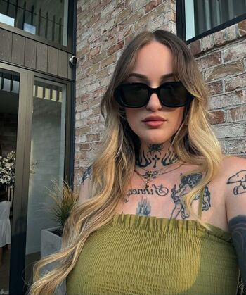 Full leaked Goth queen private photo