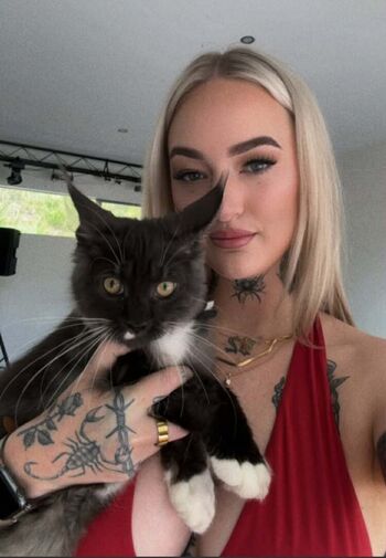 Full leaked Goth queen private photo