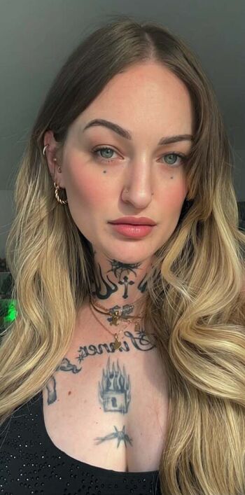 Full leaked Goth queen private photo