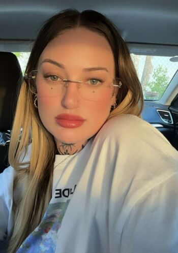 Full leaked Goth queen private photo