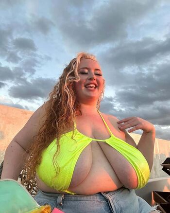 Full leaked Gwen adora private photo