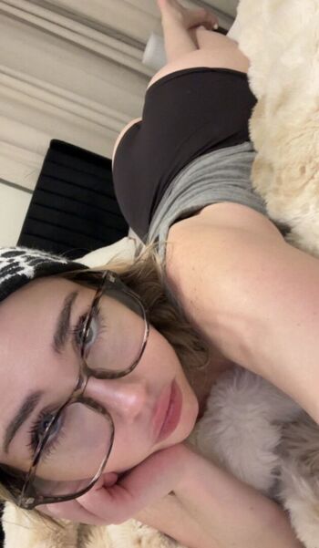 Full leaked Hailsbee  page private photo
