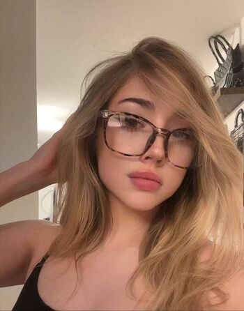 Full leaked Hailsbee  page private photo