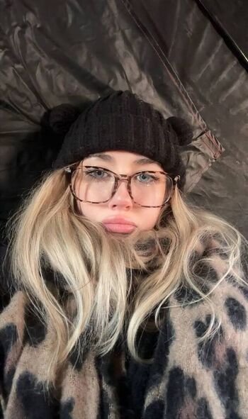 Full leaked Hailsbee  page private photo