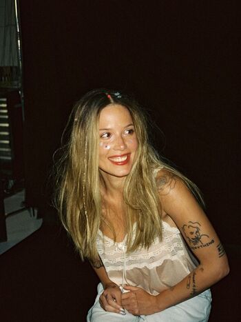 Full leaked Halsey page private photo