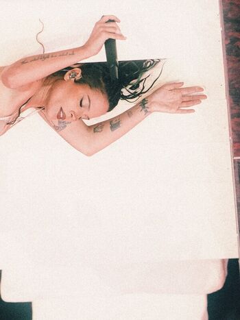 Full leaked Halsey page private photo