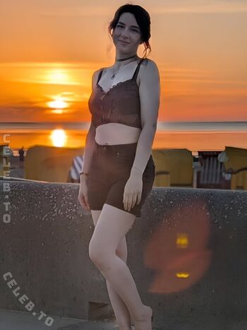 Full leaked Haselnuuuss private photo