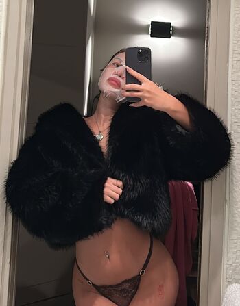 Full leaked Hehatesmilaa private photo