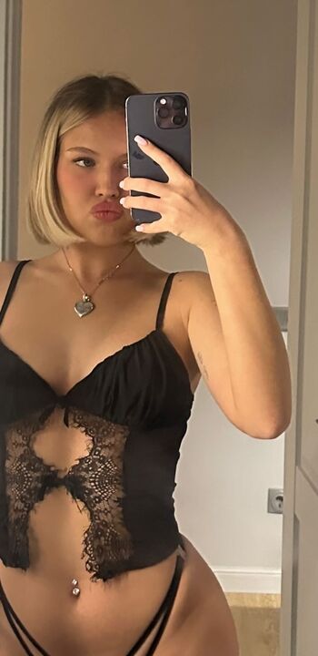 Full leaked Hehatesmilaa private photo