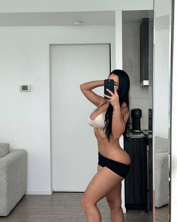 Full leaked Helinkenzi private photo