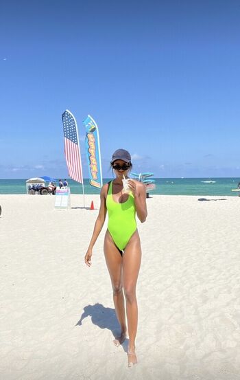 Full leaked Hello bombshell private photo