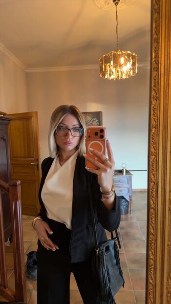 Full leaked Hello iris page private photo