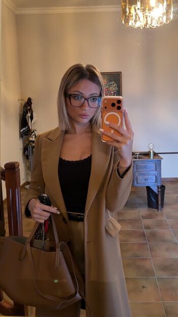 Full leaked Hello iris page private photo