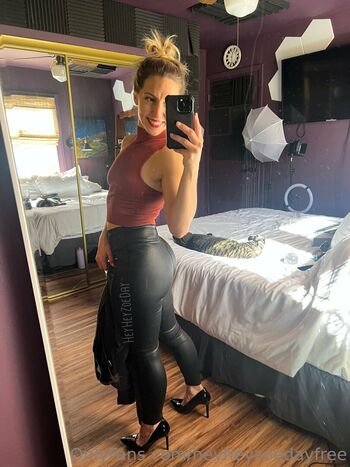 Full leaked Heyheyzoedayfree page private photo